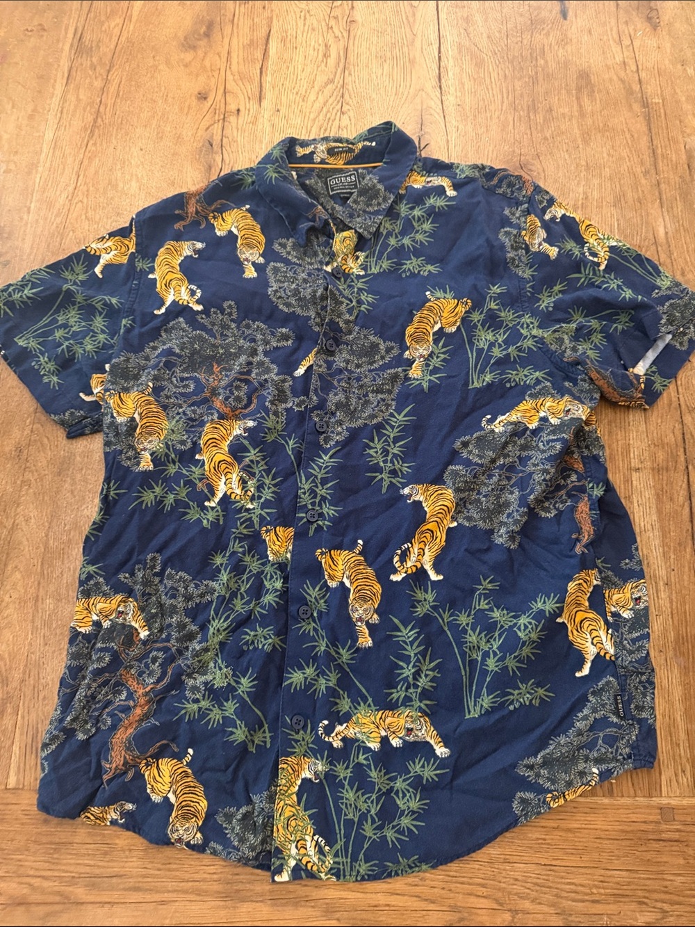 Guess Medium Slim Fit Tiger Casual Button Down slim fit XL